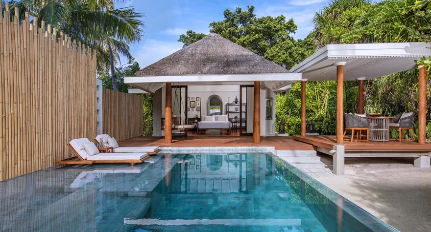 anantara-kihavah-maldives-villas-anantara-kihavah-1bedroom-beach-pool-villa-exterior-daylight-880x475px