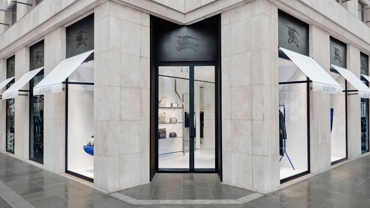 burberry-burberry-2024-paris-montaigne-store-capture-rgb-cropped-05-16x9
