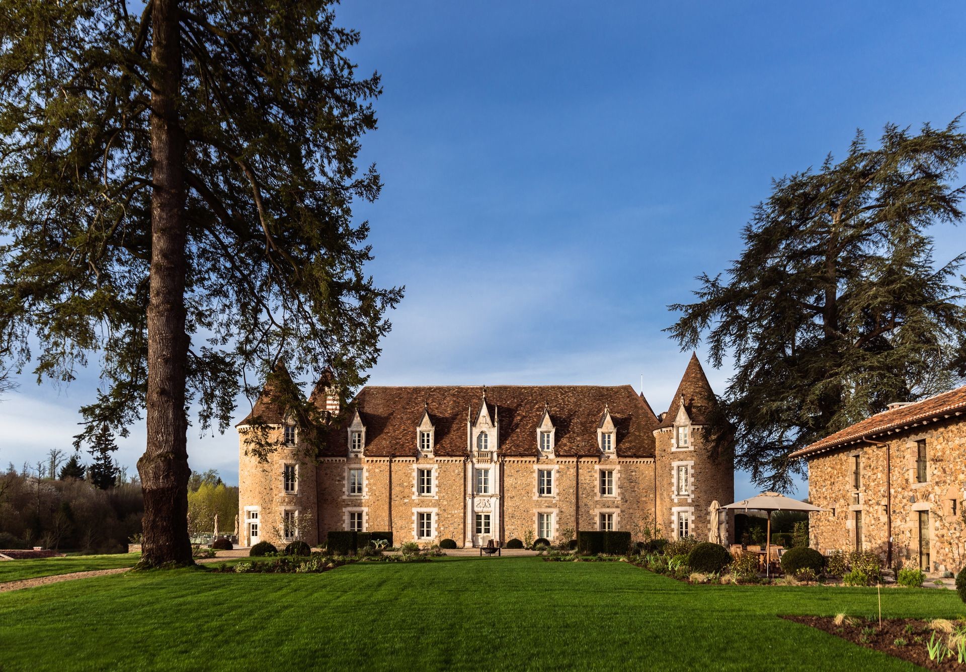 domaine-des-etangs-le-chateau-domaine-des-etangs-exterieur