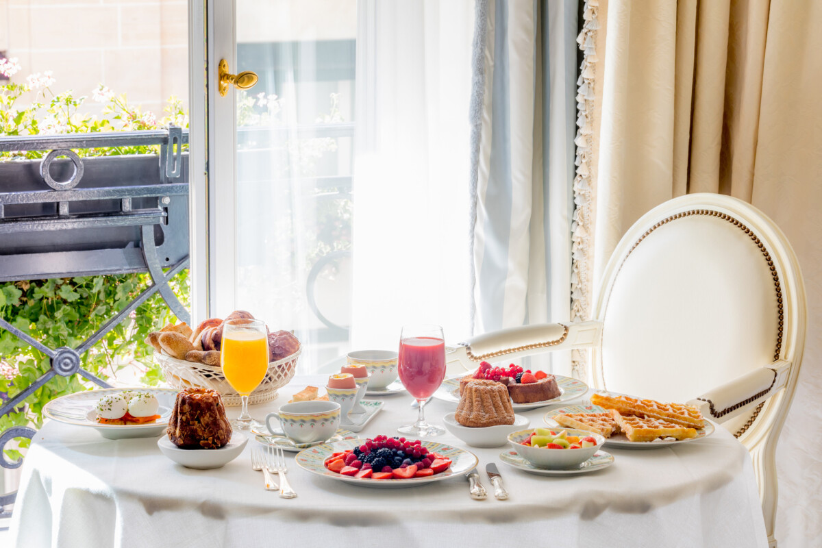 four-seasons-hotel-george-v-paris-in-room-breakfast