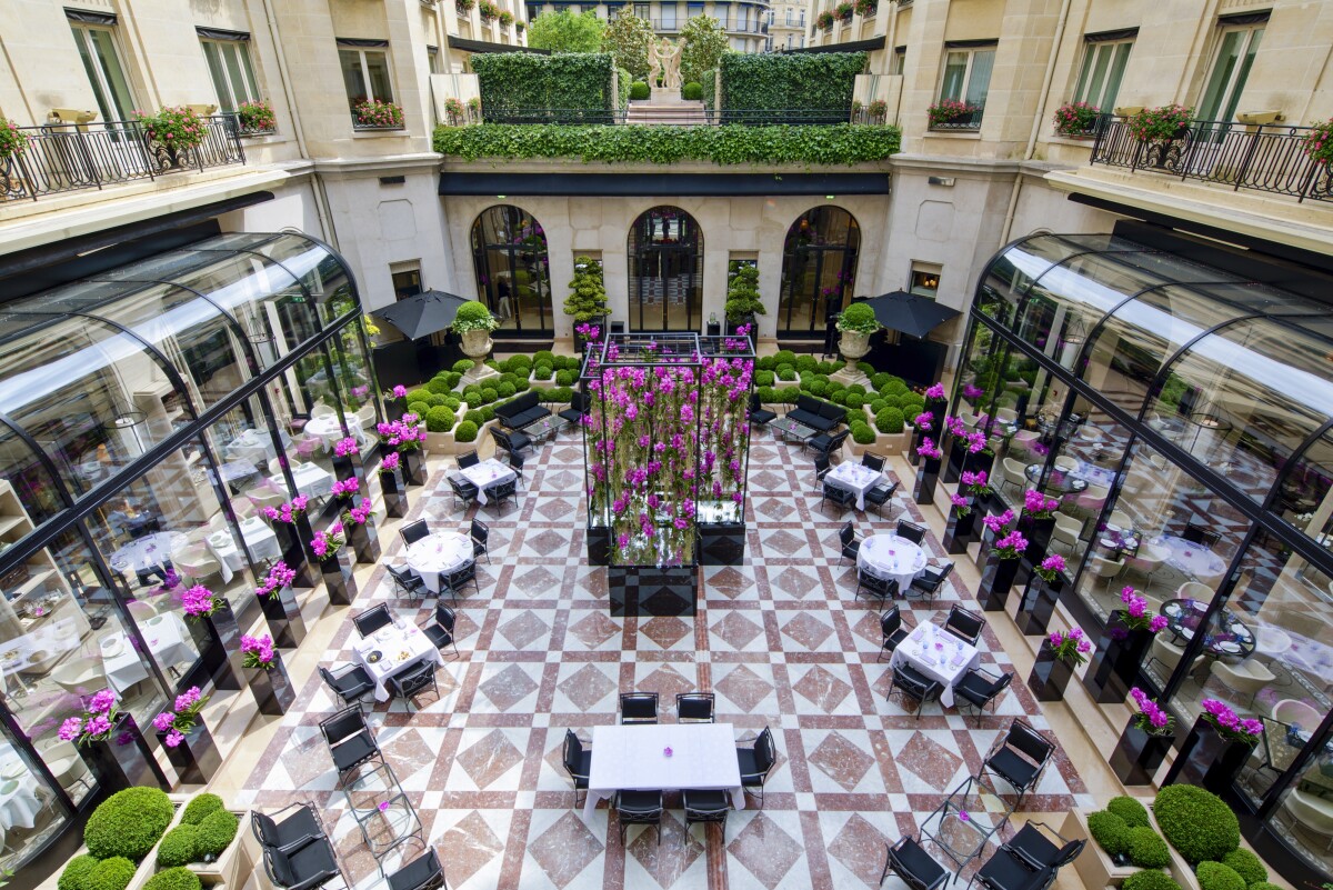 four-seasons-hotel-george-v-paris-marble-courtyard-guillermo-aniel-quiroga-2