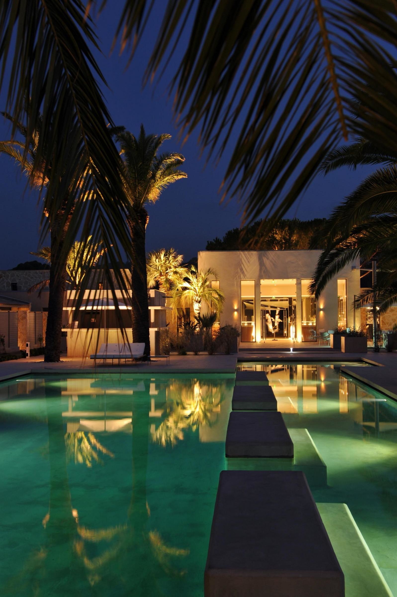 hotel-sezz-saint-tropez-pool-by-night-3-manuel-zublena-55785-3200-2400-auto