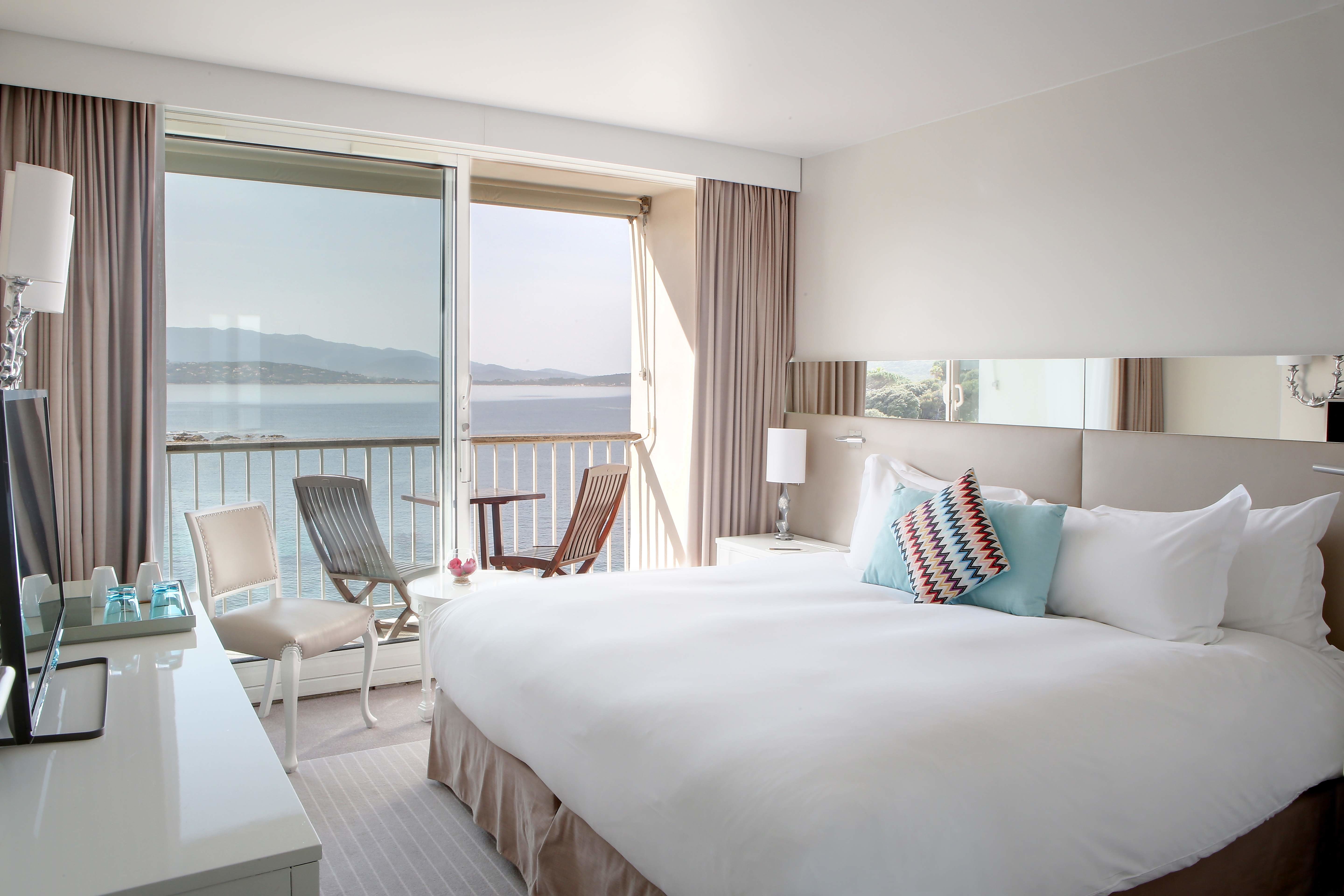 hotel-sofitel-golfe-dajaccio-thalassa-sea-spa-classique-balcon-compressed