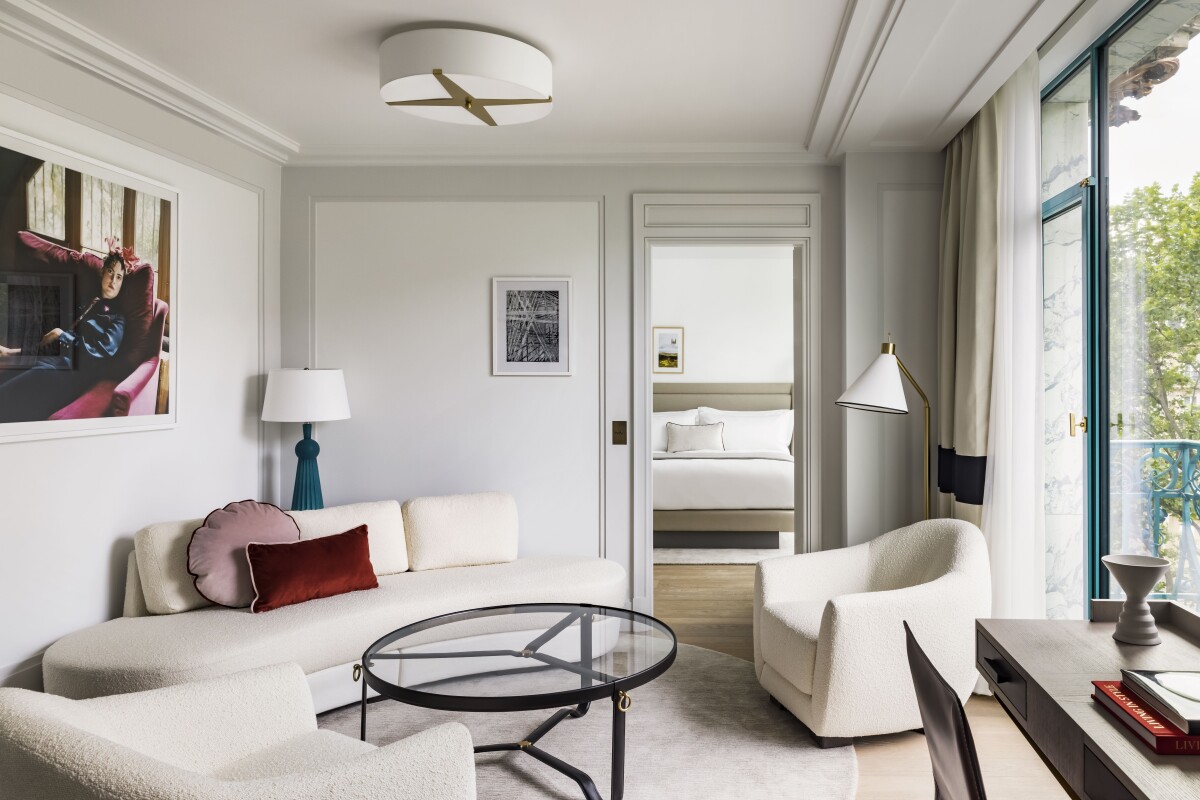 kimpton-st-honore-paris-kimptonsthonore-collection-suite-518-living-room-jerome-galland-2-3