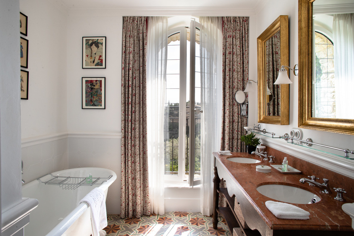 la-bastide-gordes-chambre-deluxe-salle-de-bain-1-resized