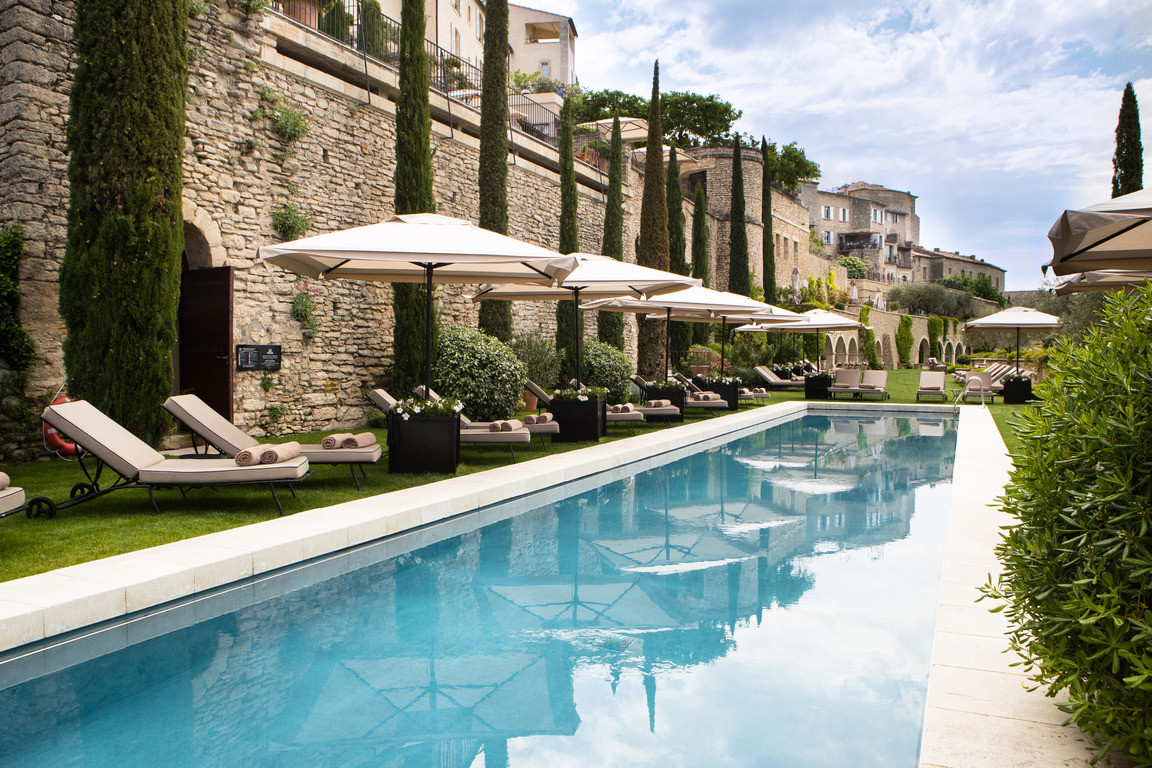 la-bastide-gordes-piscine-exterieure-11-resized