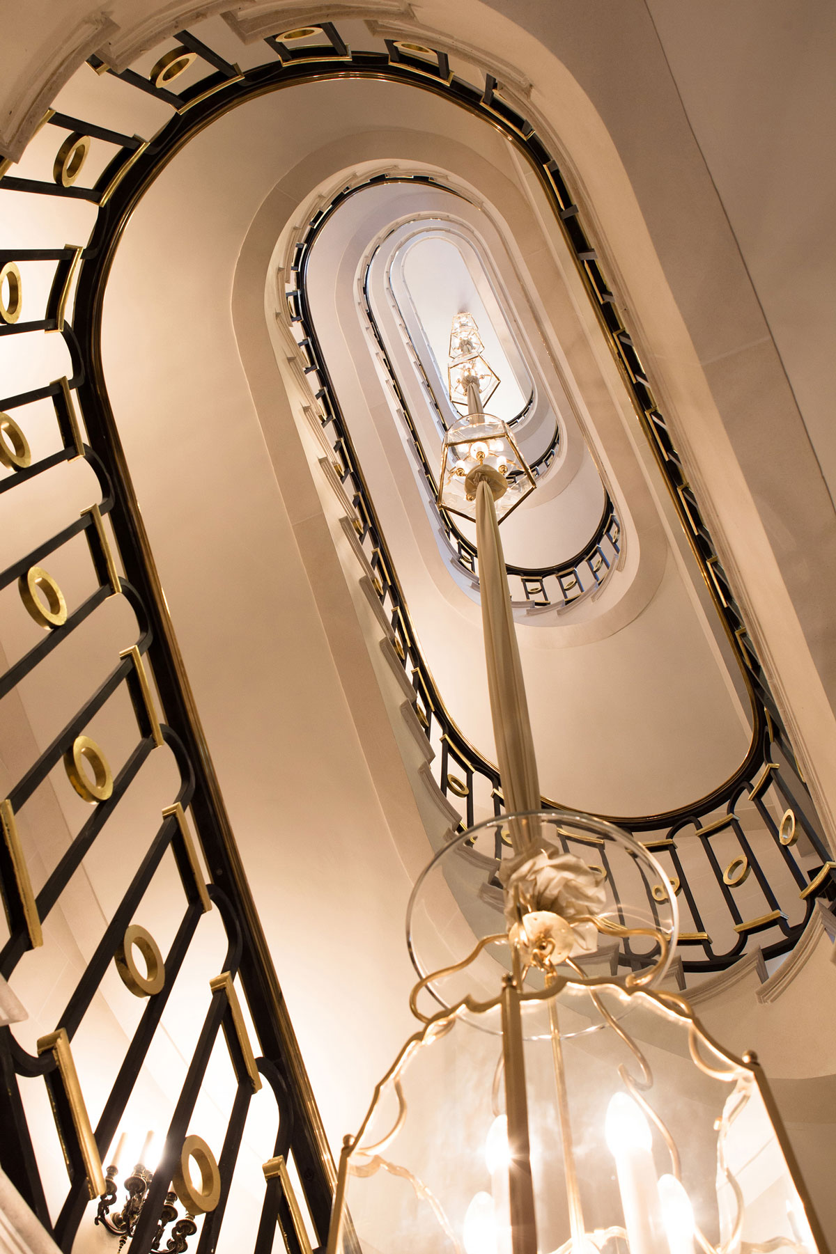 la-reserve-paris-hotel-and-spa-La-Reserve-Paris-Hotel-escalier-3