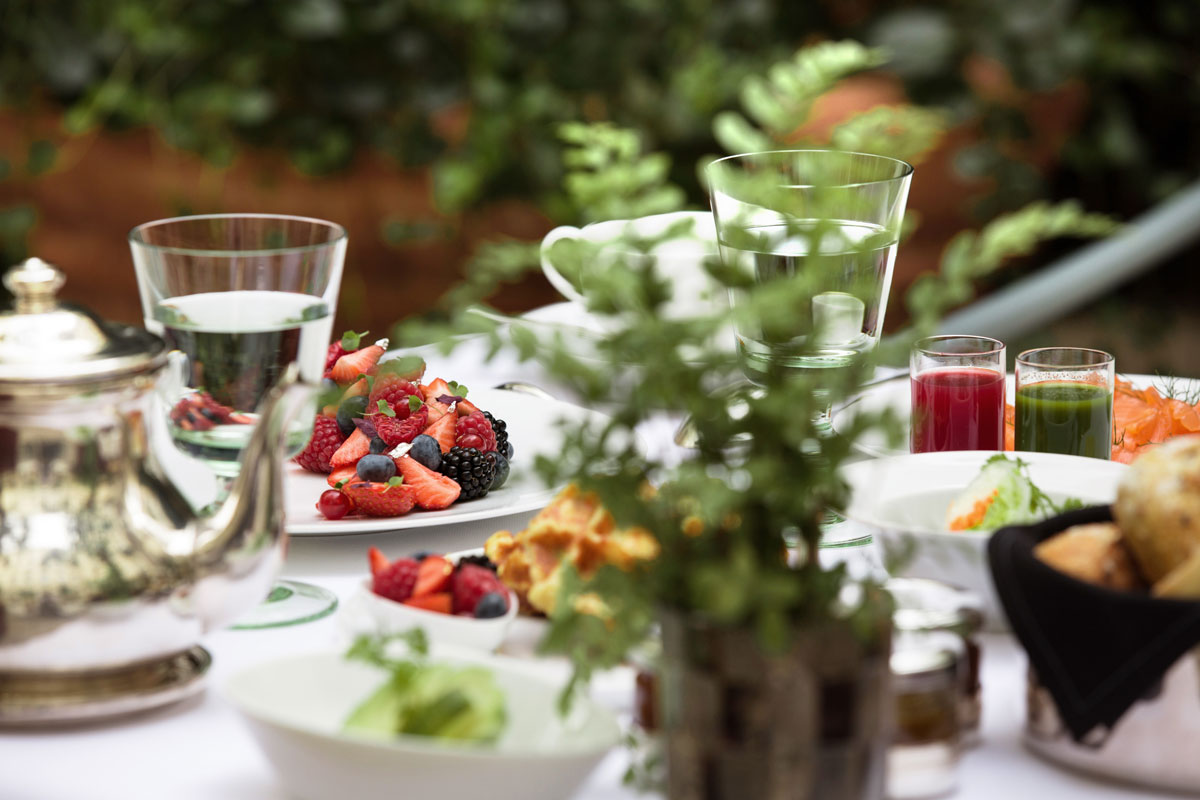 la-reserve-paris-hotel-and-spa-La-Reserve-Paris-Patio-Breakfast-Detail