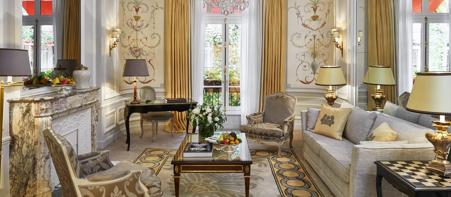 le-plaza-athenee-paris-plaza-athenee-deluxe-suite-livingroom-1920x840