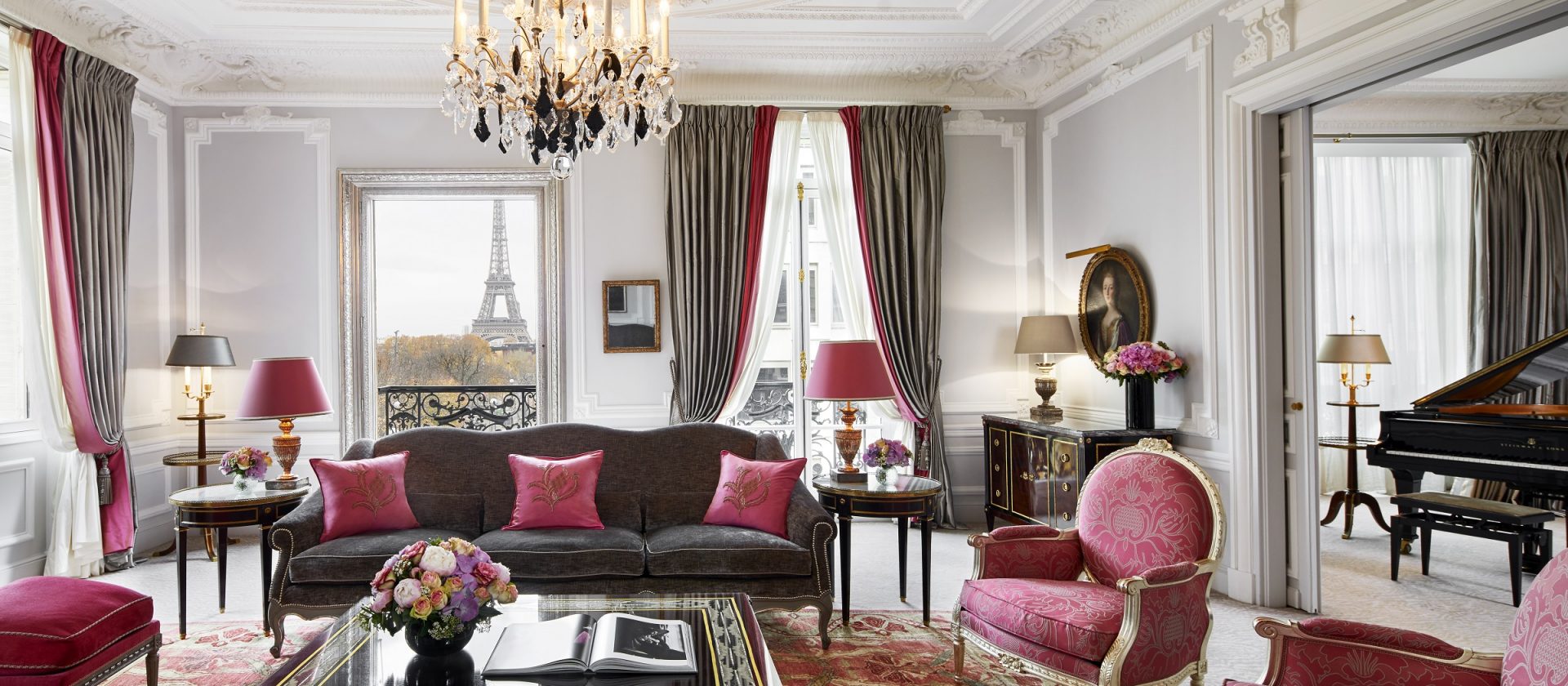 le-plaza-athenee-paris-plaza-athenee-hautecouture-suite-livingroom-1920x840