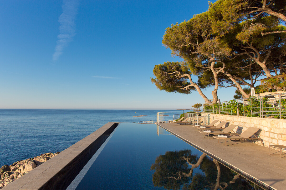 https://www.vendomtalents.com/image/galleries/les-roches-blanches-cassis-infinity-pool-1