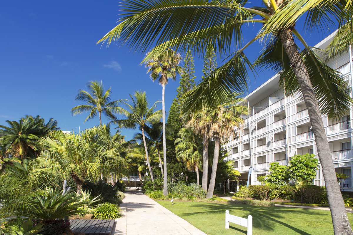 shn-societe-des-hotels-de-noumea-lmn-landscaped-garden-1