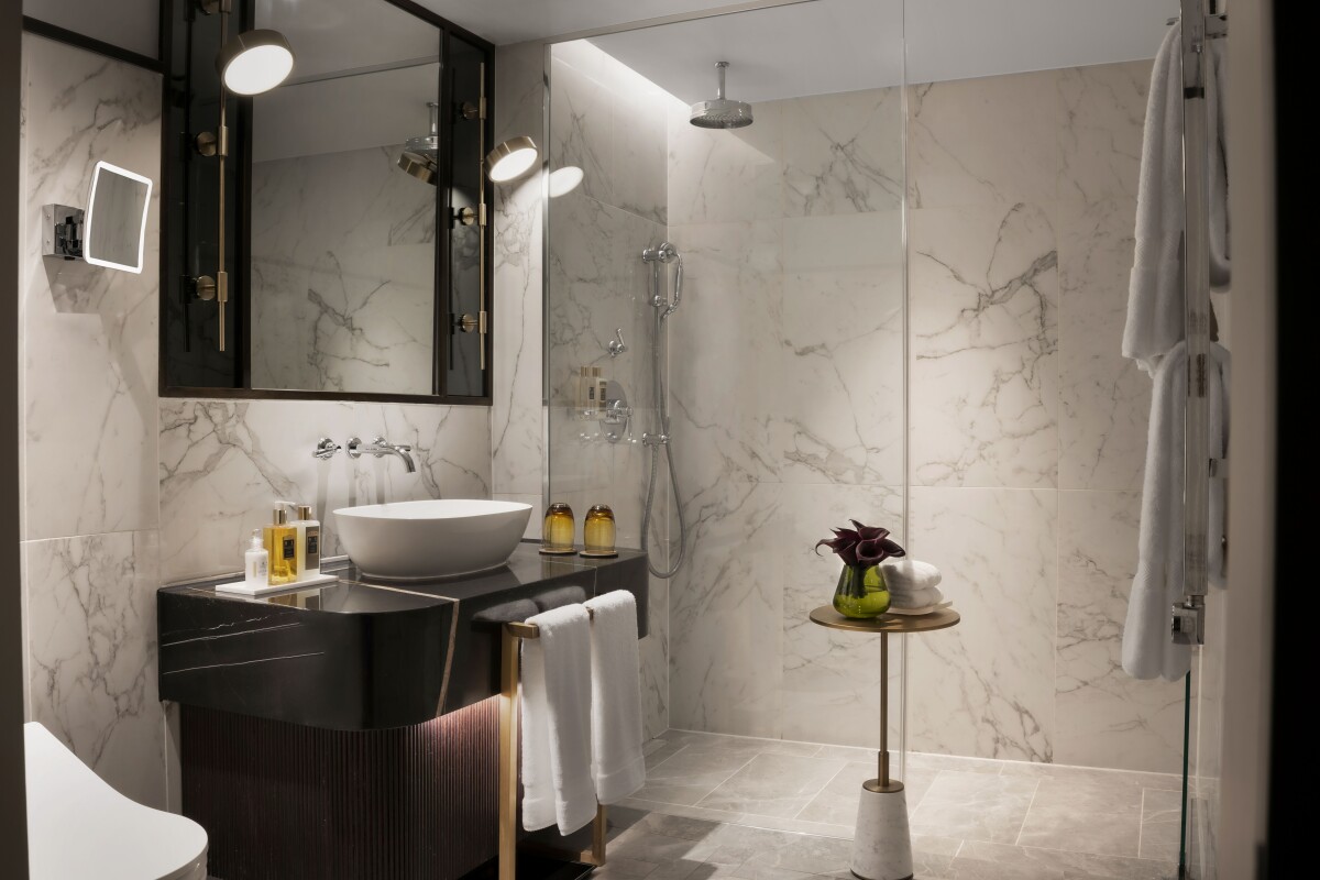 the-biltmore-mayfair-king-grand-deluxe-bathroom-1