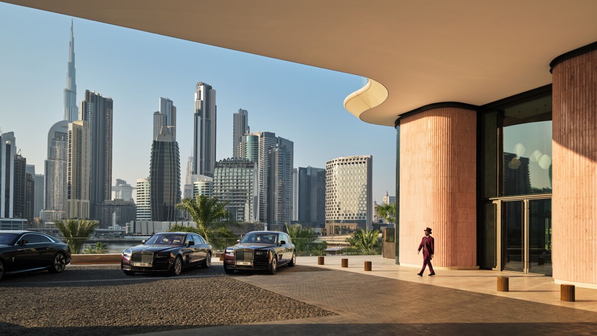 the-lana-the-lana-entrance-view-doorman-walking-rolls-dorchestercollection