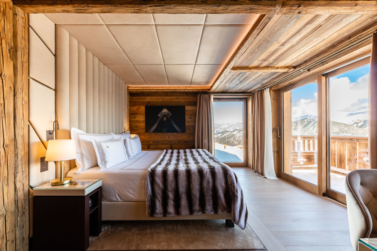 ultima-courchevel-bedroom-with-balcony-prestige-residence-sud-resort-ultima-courchevel-belvedere