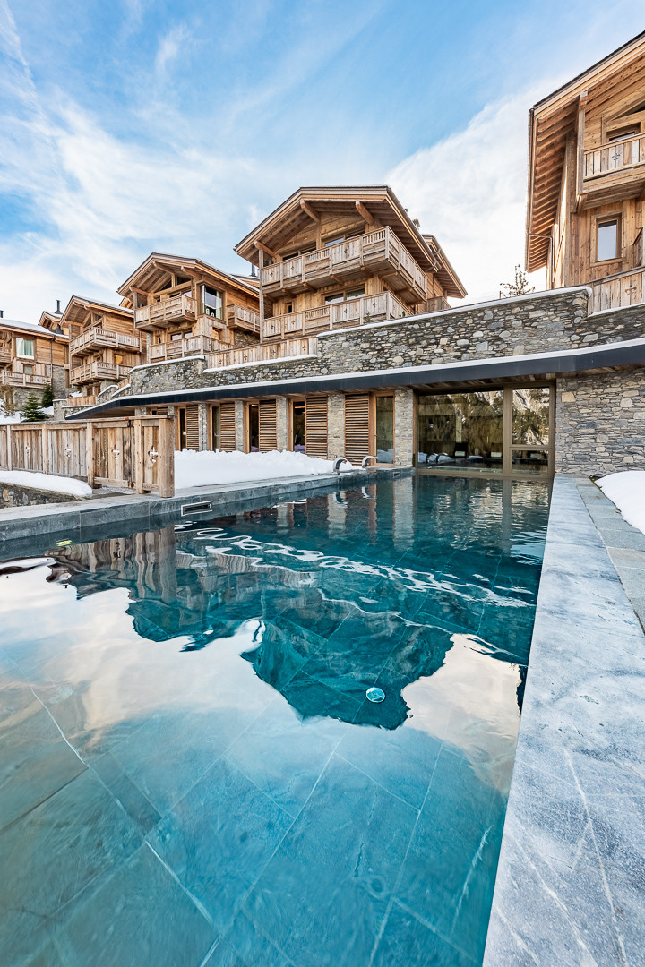 ultima-courchevel-heated-indoor-outdoor-pool-by-sud-resort-exterior-shot-ultima-courchevel-belvedere-1