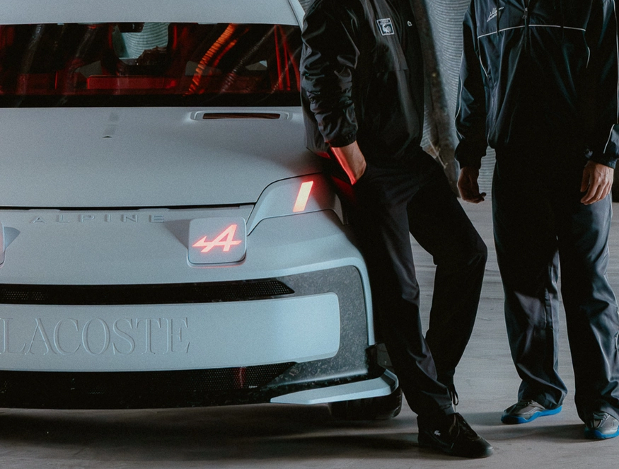 news-main-alpine-et-lacoste-sunissent-dans-une-premiere-collaboration-entre-mode-et-sport-automobile.1783670771.png
