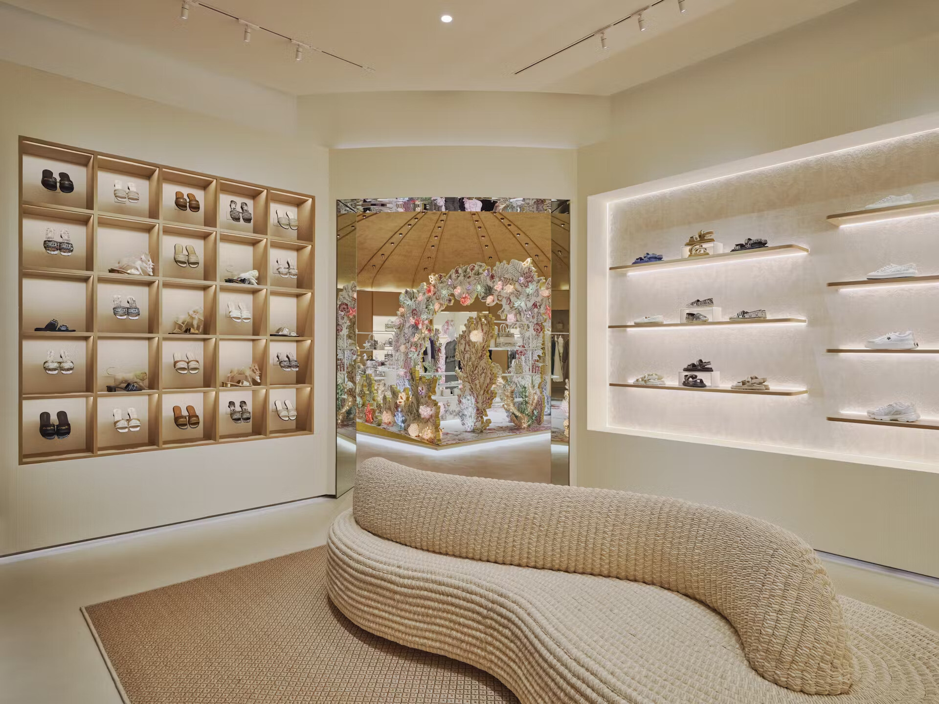 news-main-dior-gold-house-a-bangkok-un-concept-store-inedit-au-coeur-de-ploenchit.1736933041.jpeg