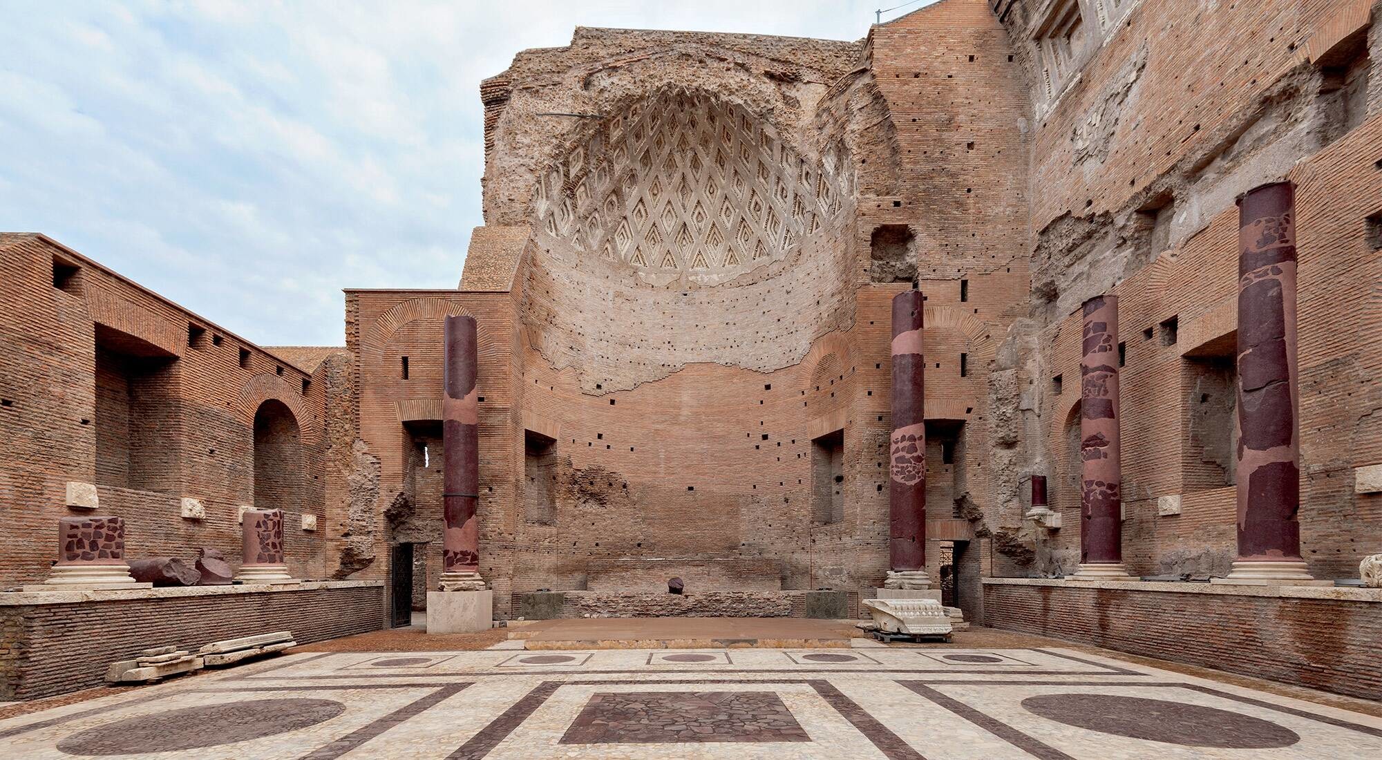 news-main-fendi-celebre-la-restauration-du-temple-de-venus-et-rome-dans-un-ouvrage-exceptionnel.1641994431.jpg