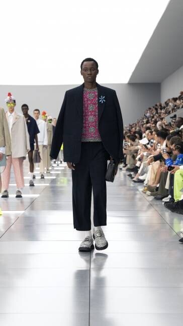 news-main-from-new-look-a-new-wave-kim-jones-celebre-son-cinquieme-anniversaire-en-tant-que-directeur-artistique-avec-le-defile-homme-printemps-ete-2024-chez-dior.1688540965.jpg