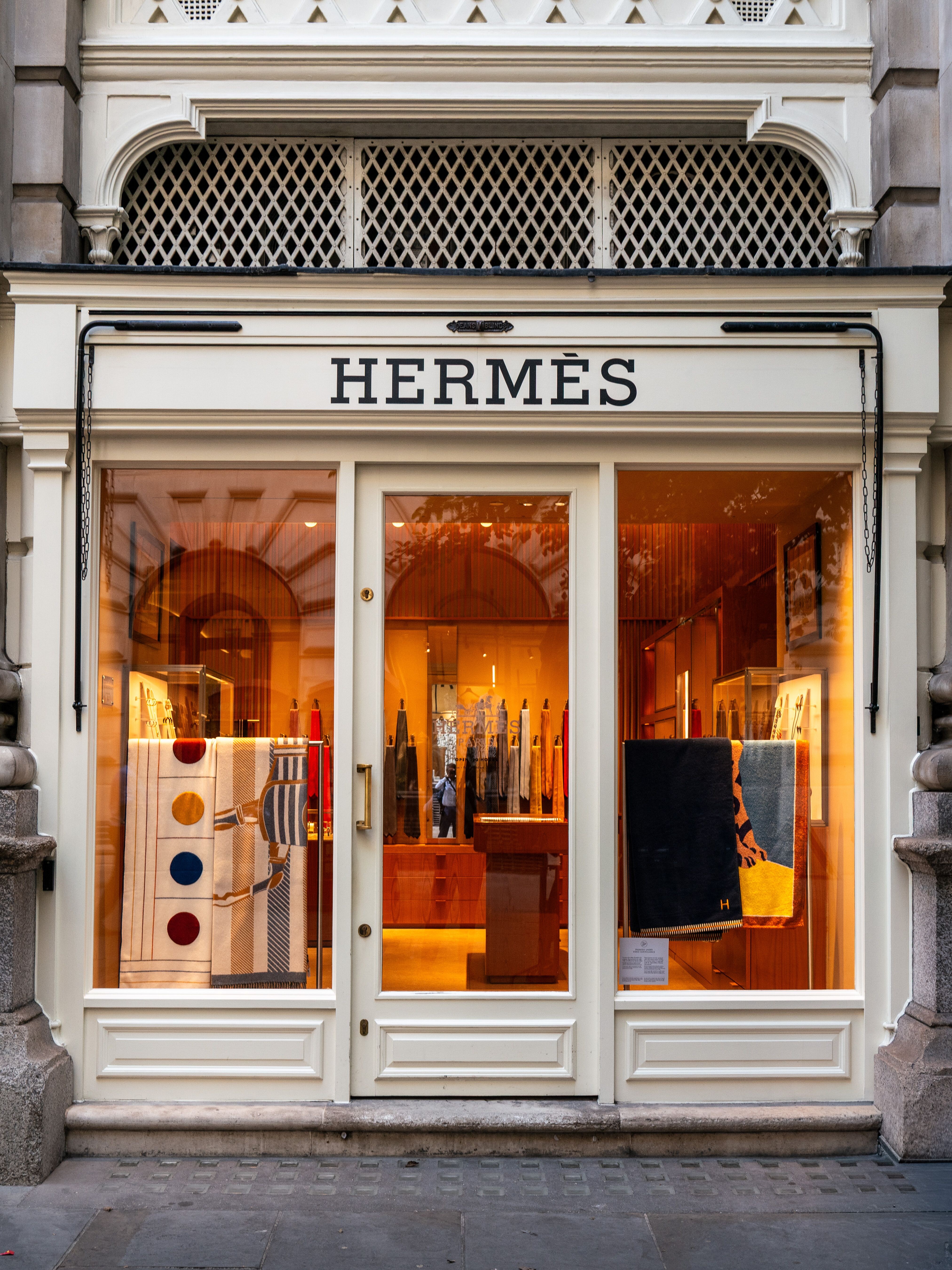 news-main-hermes-devoile-ses-rouges-a-levres-en-edition-limitee-pour-lautomne-hiver-2026.1791286846.jpg