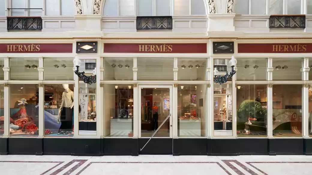 news-main-hermes-renove-et-agrandit-sa-boutique-a-nantes-situee-dans-le-passage-pommeraye-iconique.1720775297.webp