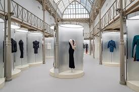 news-main-la-fondation-azzedine-alaia-devoile-pour-la-premiere-fois-les-tresors-de-la-collection-privee-du-couturier-tunisien-en-dialogue-avec-loeuvre-de-christian-dior.1767011719.jfif