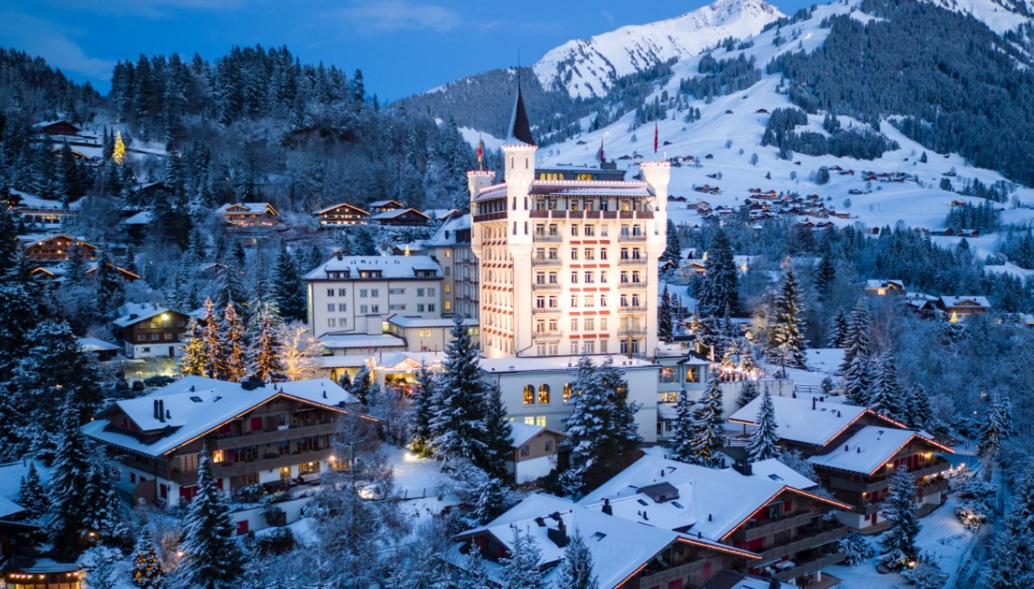 La magie de l'hiver en famille au Gstaad Palace