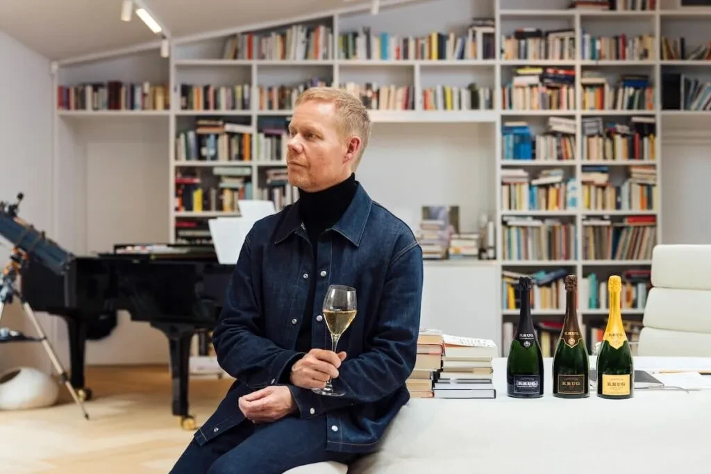 news-main-la-maison-krug-et-max-richter-revelent-every-note-counts-lharmonie-parfaite-entre-champagne-et-musique.1761730190.webp