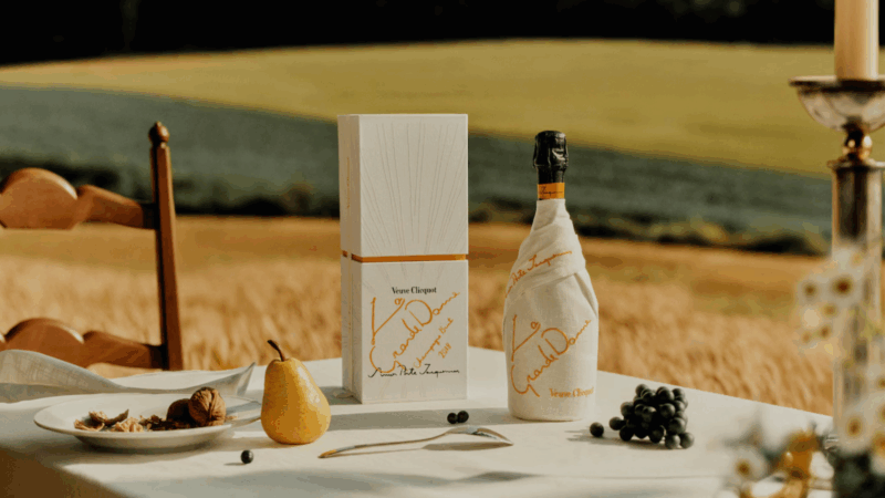 news-main-lart-de-recevoir-revisite-veuve-clicquot-et-jacquemus-sunissent-pour-une-edition-dexception.1758098266.png