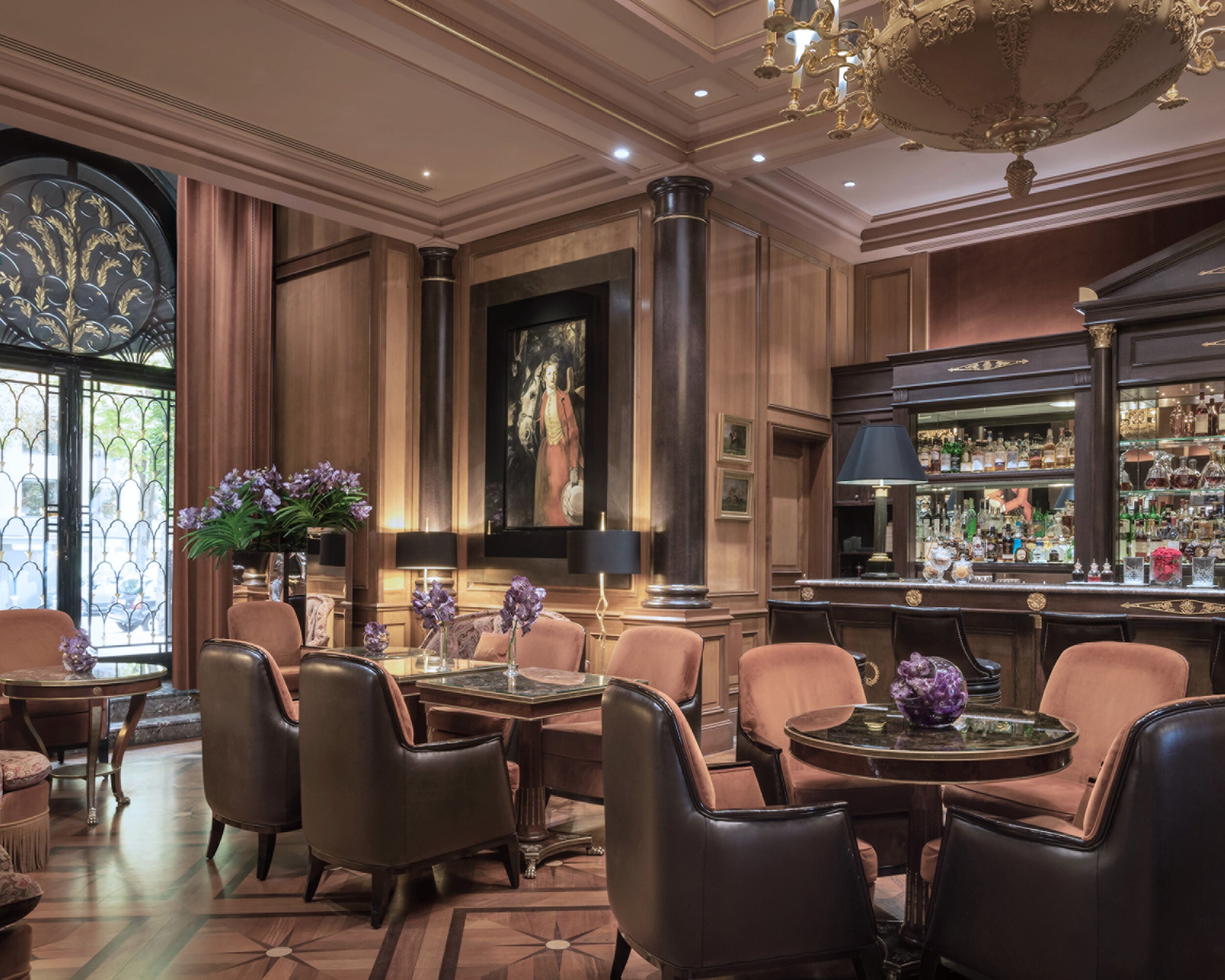 news-main-le-bar-du-four-seasons-hotel-george-v-paris-une-icone-parisienne-consacree-parmi-les-meilleurs-bars-dhotel-au-monde.1750752464.jpg
