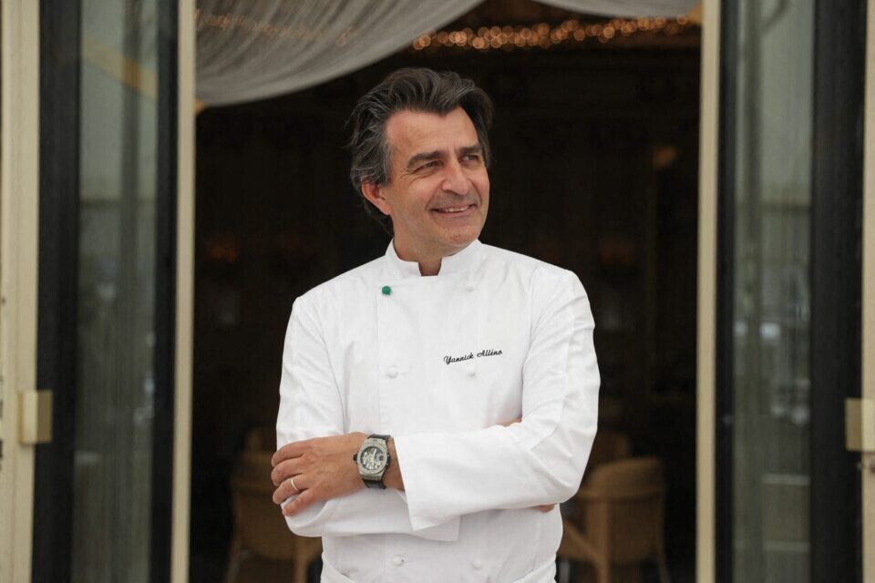 news-main-le-chef-trois-etoiles-yannick-alleno-prend-les-renes-des-cuisines-du-train-et-du-voilier-orient-express.1734513709.jpg