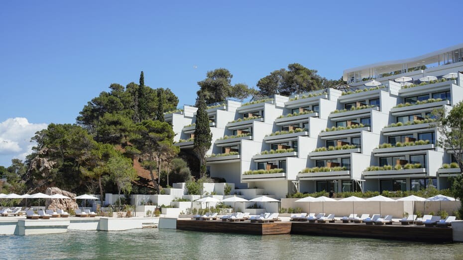 news-main-le-guide-michelin-devoile-ses-premieres-clefs-en-grece-une-nouvelle-reference-pour-lhotellerie-dexception.1743765608.jpg