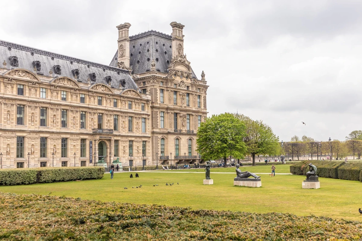 news-main-louis-vuitton-devient-partenaire-de-lecole-du-louvre-et-renforce-son-engagement-envers-la-culture-et-les-talents-de-demain.1740412731.webp