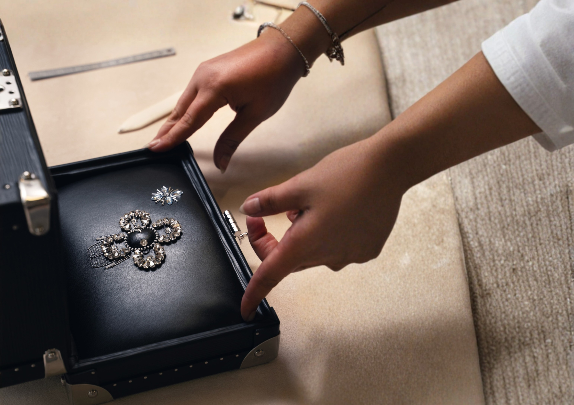 news-main-louis-vuitton-et-la-fabrique-nomade-une-collaboration-pour-lexcellence-artisanale-et-linsertion.1760347532.png