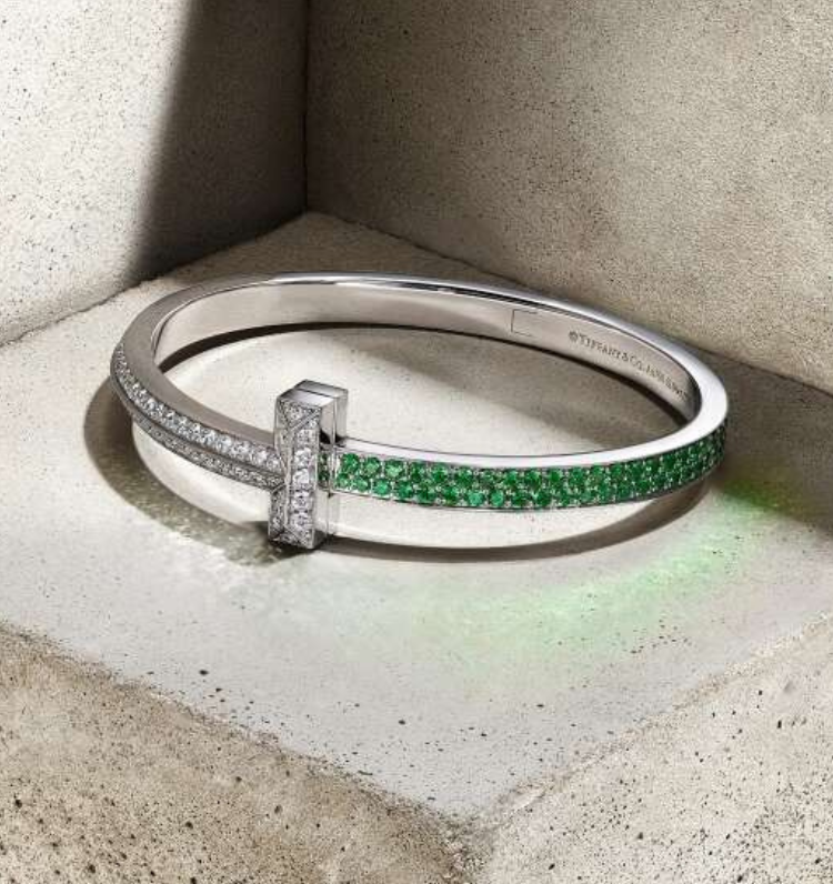 news-main-tiffany-co-annonce-un-partenariat-avec-lartiste-contemporain-daniel-arsham-et-devoile-un-bracelet-t1-et-un-buste-en-edition-limitee.1702455822.png