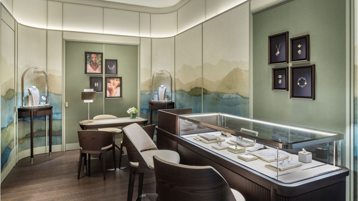 news-main-van-cleef-arpels-inaugure-une-boutique-ephemere-a-capri-haut-lieu-de-lelegance-en-italie.1746201114.PNG