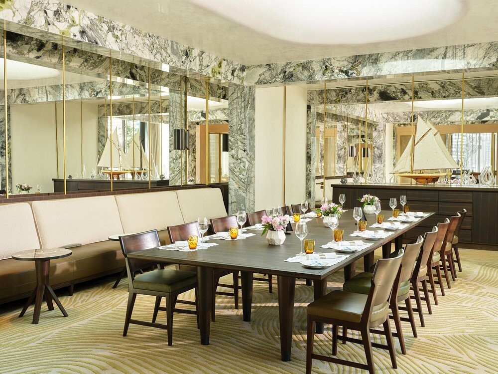 Waiter/Waitress - High Society by Jean Imbert (m/f)