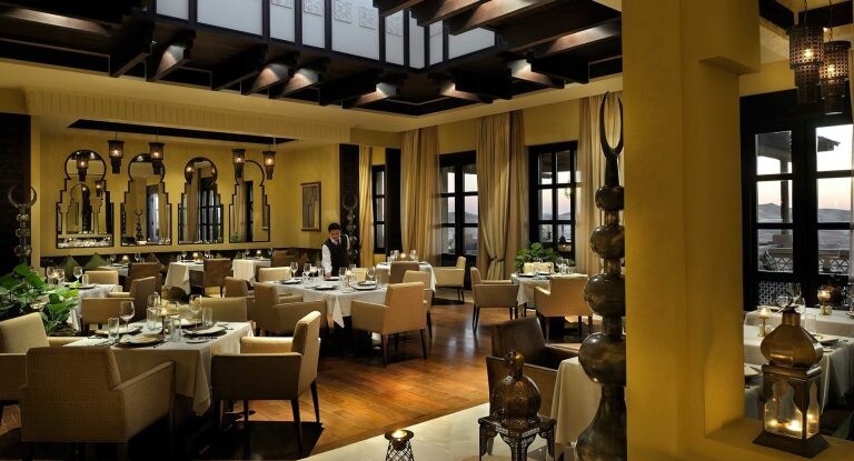 Senior Hostess (W/M)